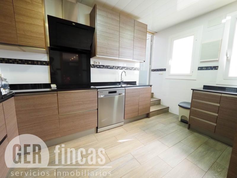 Casa de cuatro vientos con jardín y planta superior diáfana · Cocina
