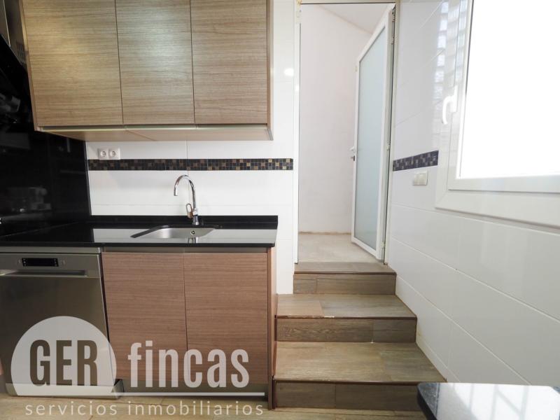 Casa de cuatro vientos con jardín y planta superior diáfana · Cocina