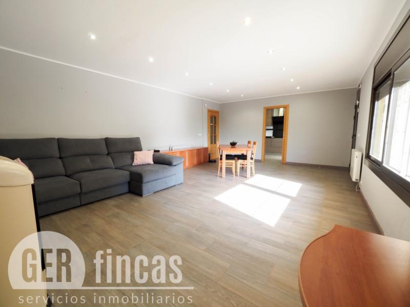 Casa de cuatro vientos con jardín y planta superior diáfana · Salón