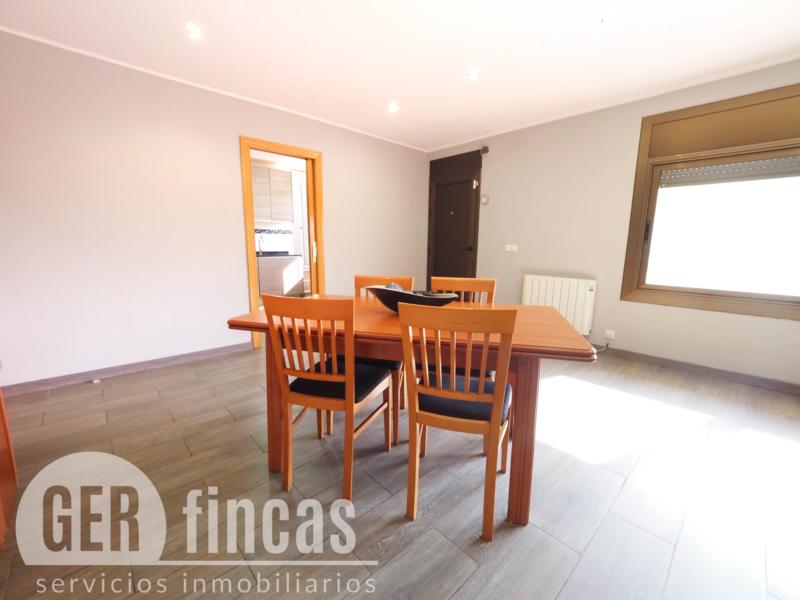 Casa de cuatro vientos con jardín y planta superior diáfana · Comedor