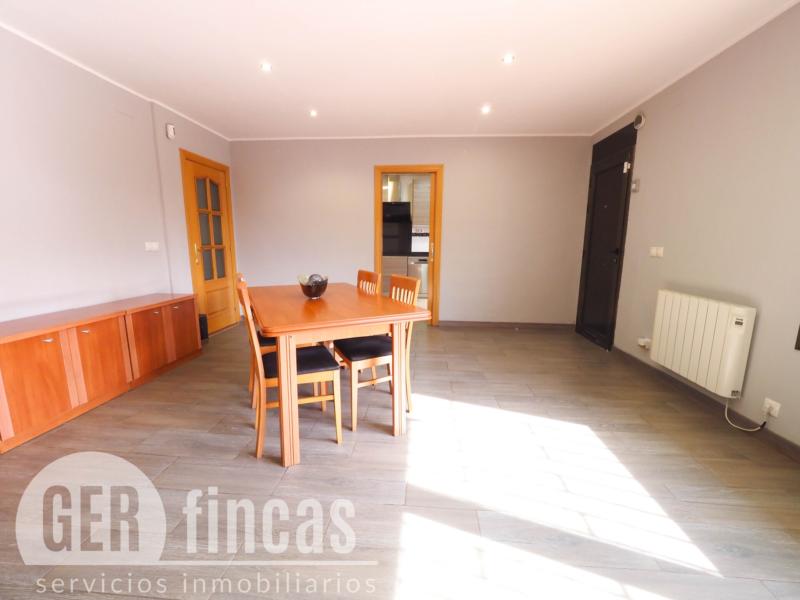 Casa de cuatro vientos con jardín y planta superior diáfana · Comedor