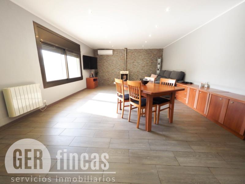Casa de cuatro vientos con jardín y planta superior diáfana · Salón