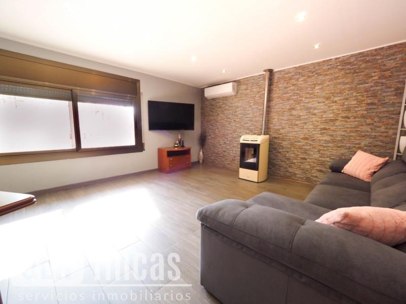Casa de cuatro vientos con jardín y planta superior diáfana · Salón
