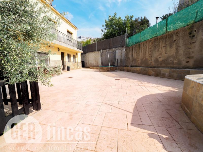 Casa de cuatro vientos con jardín y planta superior diáfana · Patio