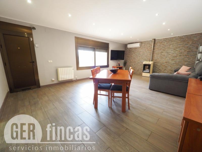 Casa de cuatro vientos con jardín y planta superior diáfana · Comedor