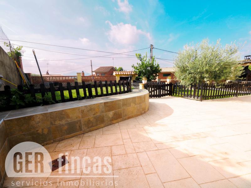 Casa de cuatro vientos con jardín y planta superior diáfana · Patio
