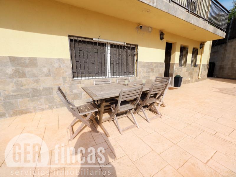 Casa de cuatro vientos con jardín y planta superior diáfana · Patio