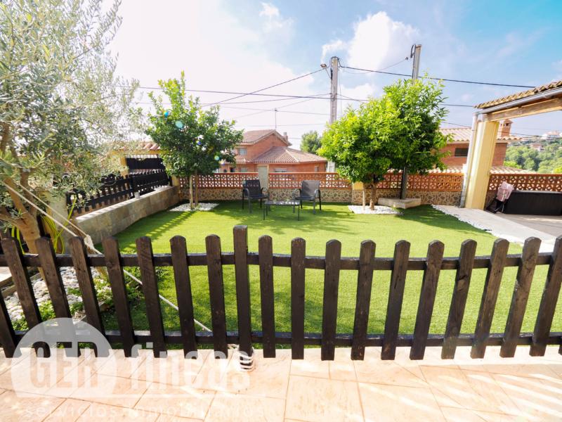 Casa de cuatro vientos con jardín y planta superior diáfana · Jardín