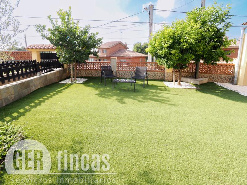 Casa de cuatro vientos con jardín y planta superior diáfana · Jardín