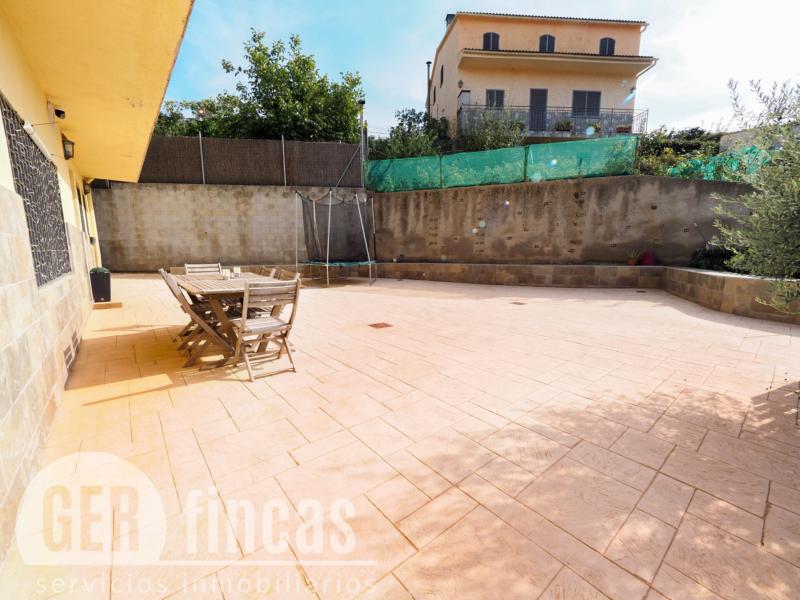 Casa de cuatro vientos con jardín y planta superior diáfana · Patio