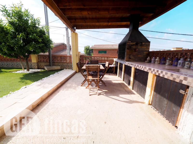 Casa de cuatro vientos con jardín y planta superior diáfana · Jardín