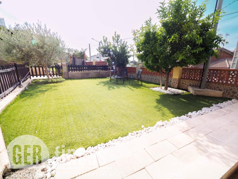 Casa de cuatro vientos con jardín y planta superior diáfana · Jardín