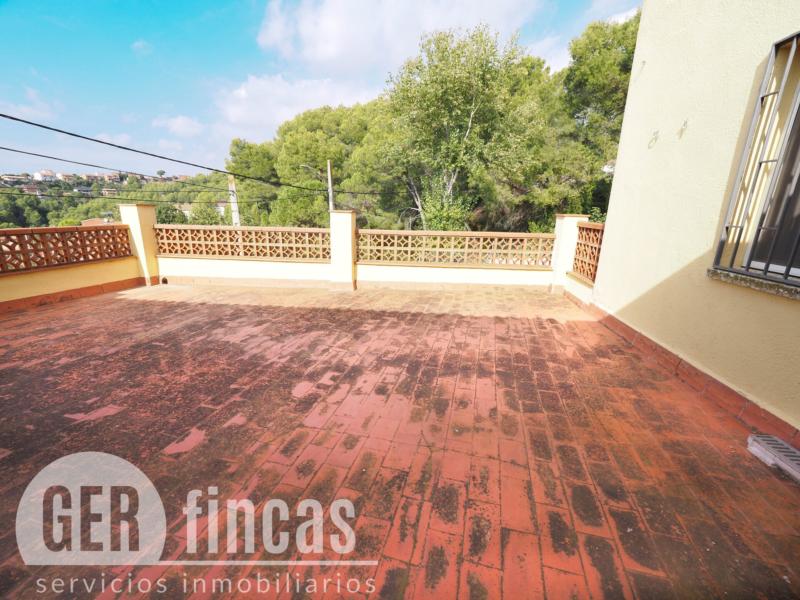 Casa de cuatro vientos con jardín y planta superior diáfana · Terraza