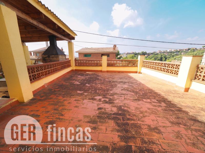 Casa de cuatro vientos con jardín y planta superior diáfana · Terraza