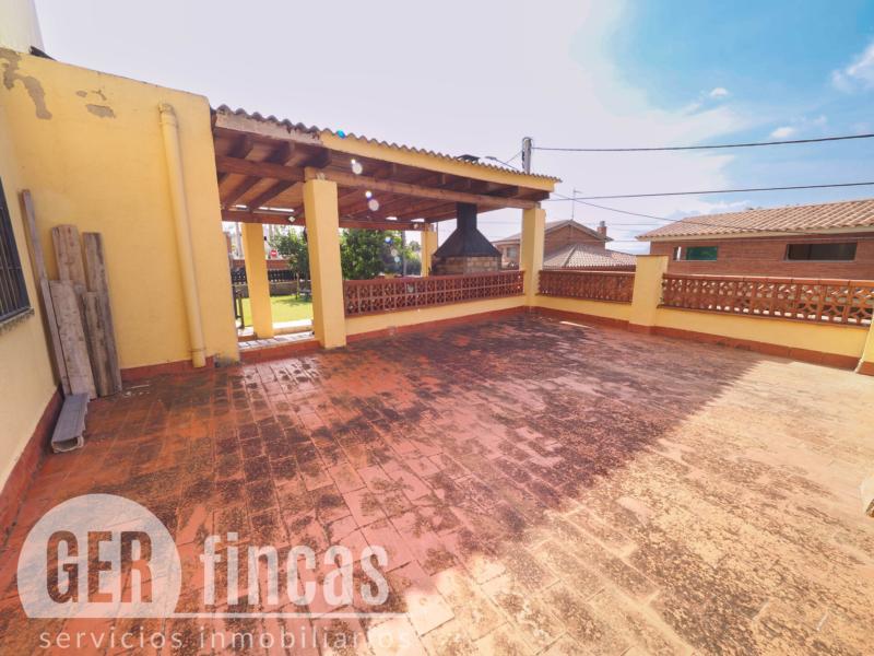Casa de cuatro vientos con jardín y planta superior diáfana · Terraza