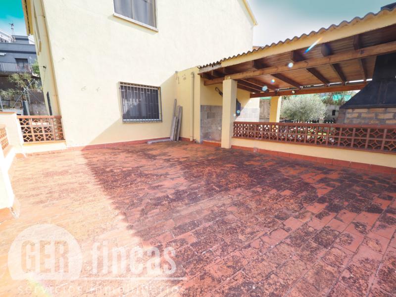 Casa de cuatro vientos con jardín y planta superior diáfana · Terraza