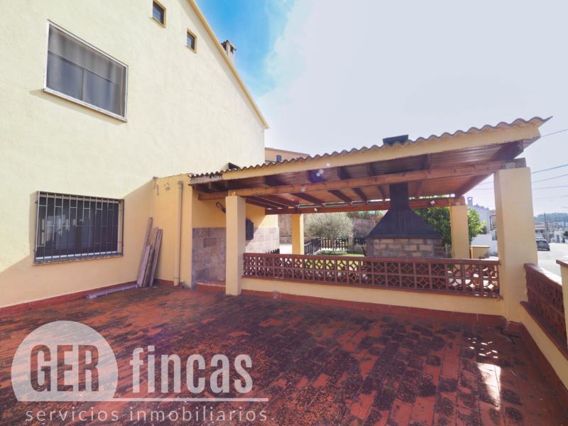Casa de cuatro vientos con jardín y planta superior diáfana · Jardín