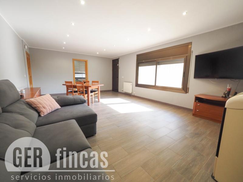 Casa de cuatro vientos con jardín y planta superior diáfana · Salón