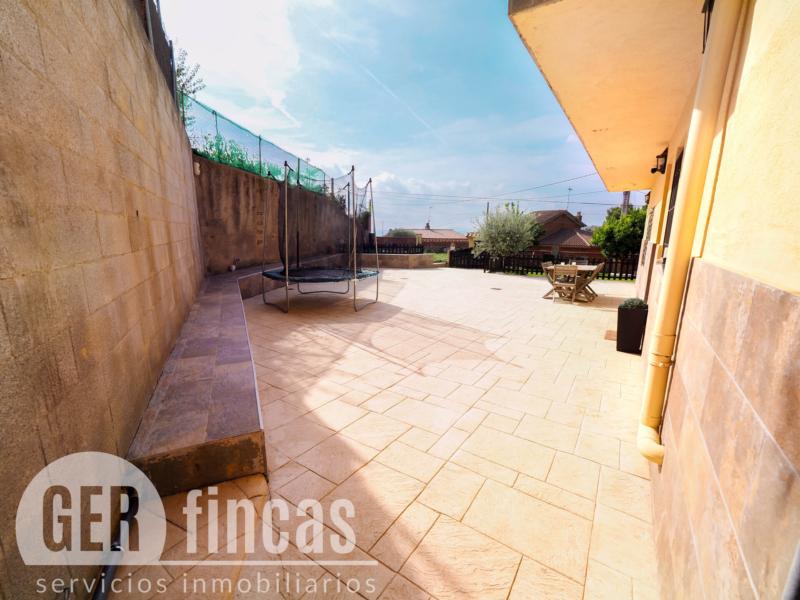 Casa de cuatro vientos con jardín y planta superior diáfana · Patio
