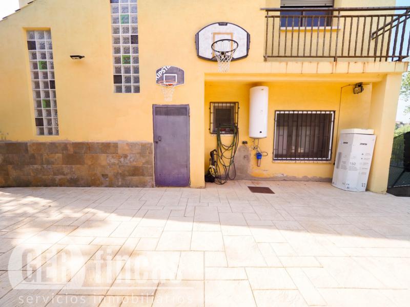 Casa de cuatro vientos con jardín y planta superior diáfana · Patio