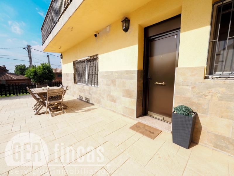 Casa de cuatro vientos con jardín y planta superior diáfana · Patio