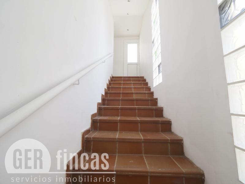 Casa de cuatro vientos con jardín y planta superior diáfana · Escalera