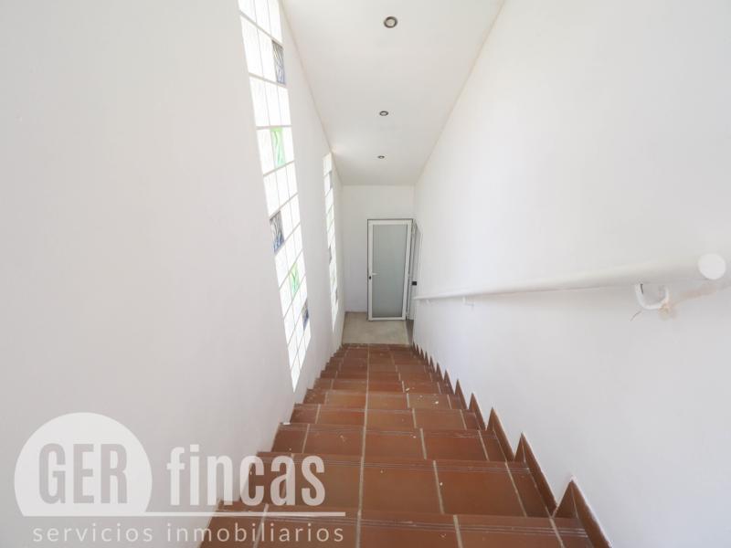 Casa de cuatro vientos con jardín y planta superior diáfana · Escalera