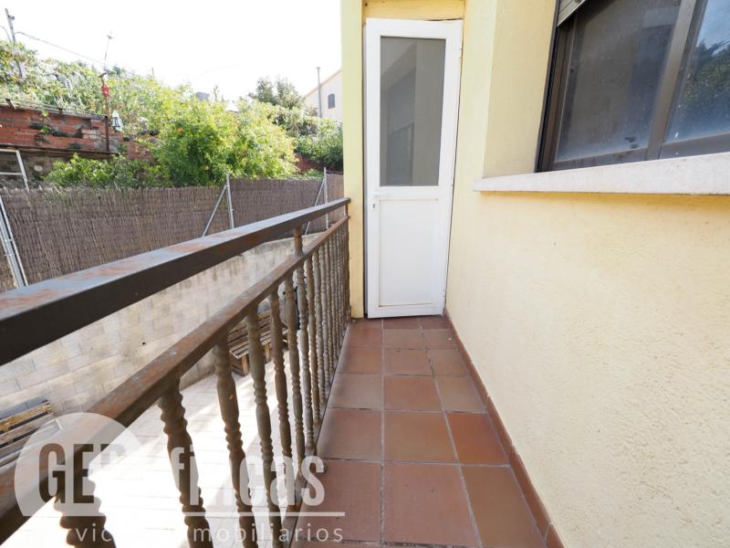 Casa de cuatro vientos con jardín y planta superior diáfana · Balcón