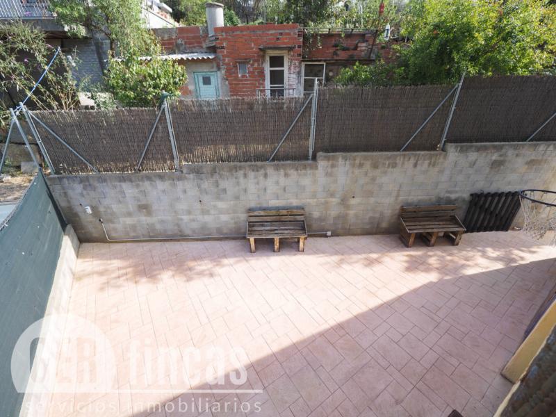Casa de cuatro vientos con jardín y planta superior diáfana · Patio