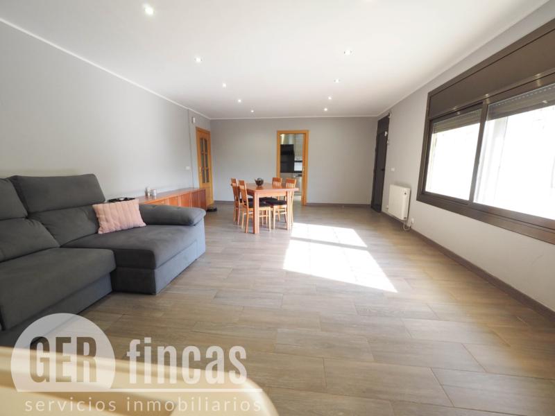 Casa de cuatro vientos con jardín y planta superior diáfana · Salón