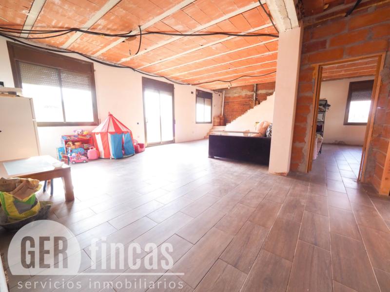 Casa de cuatro vientos con jardín y planta superior diáfana · Salón