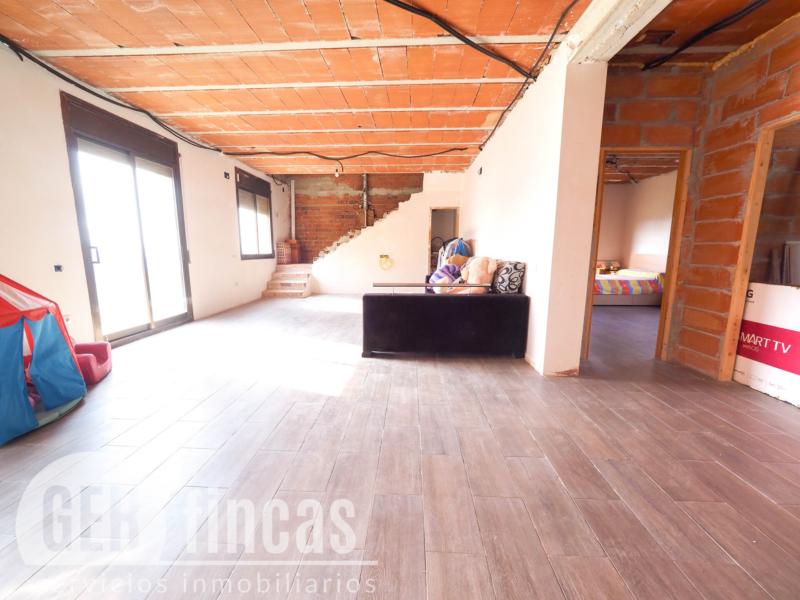 Casa de cuatro vientos con jardín y planta superior diáfana · Salón
