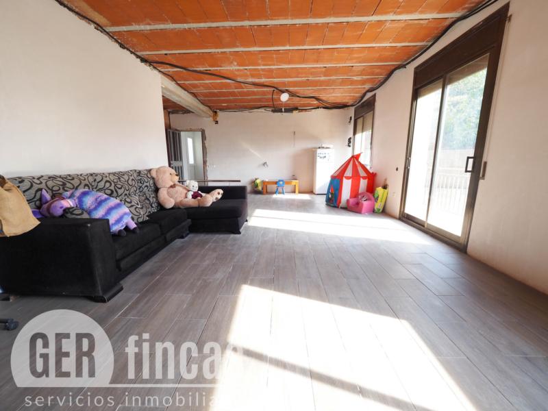 Casa de cuatro vientos con jardín y planta superior diáfana · Salón