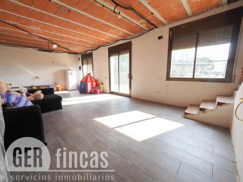 Casa de cuatro vientos con jardín y planta superior diáfana · Salón