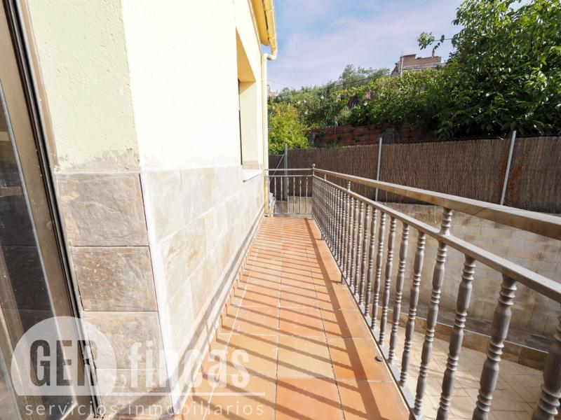 Casa de cuatro vientos con jardín y planta superior diáfana · Balcón