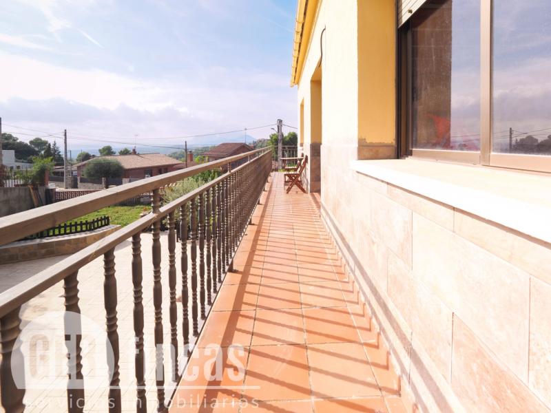 Casa de cuatro vientos con jardín y planta superior diáfana · Balcón