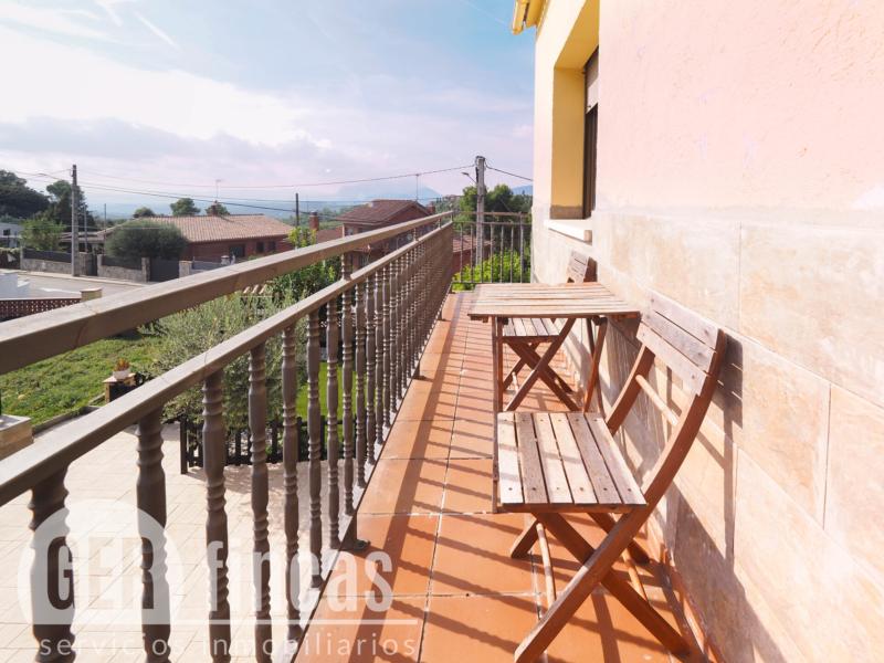 Casa de cuatro vientos con jardín y planta superior diáfana · Balcón