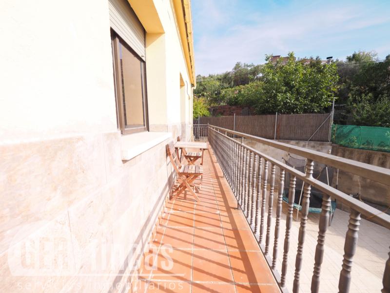 Casa de cuatro vientos con jardín y planta superior diáfana · Balcón