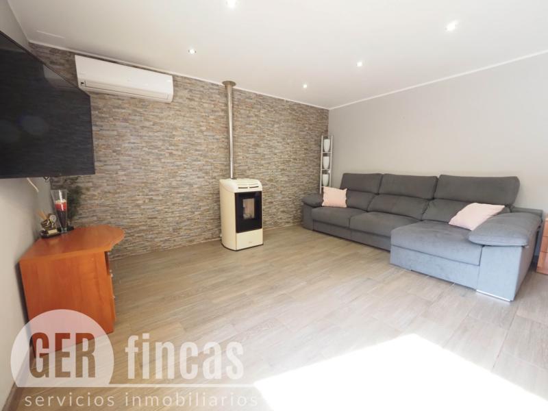 Casa de cuatro vientos con jardín y planta superior diáfana · Salón