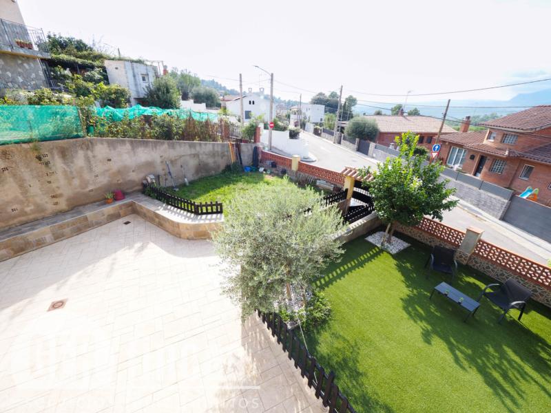 Casa de cuatro vientos con jardín y planta superior diáfana · Jardín