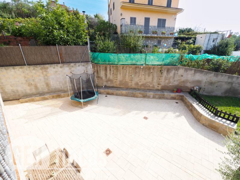 Casa de cuatro vientos con jardín y planta superior diáfana · Patio