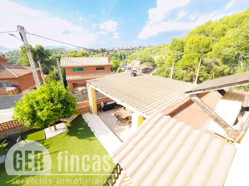 Casa de cuatro vientos con jardín y planta superior diáfana · Jardín