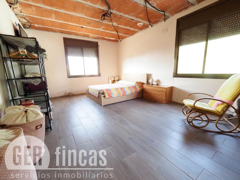 Casa de cuatro vientos con jardín y planta superior diáfana · Dormitorio