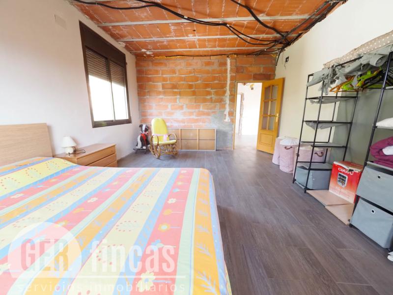 Casa de cuatro vientos con jardín y planta superior diáfana · Dormitorio