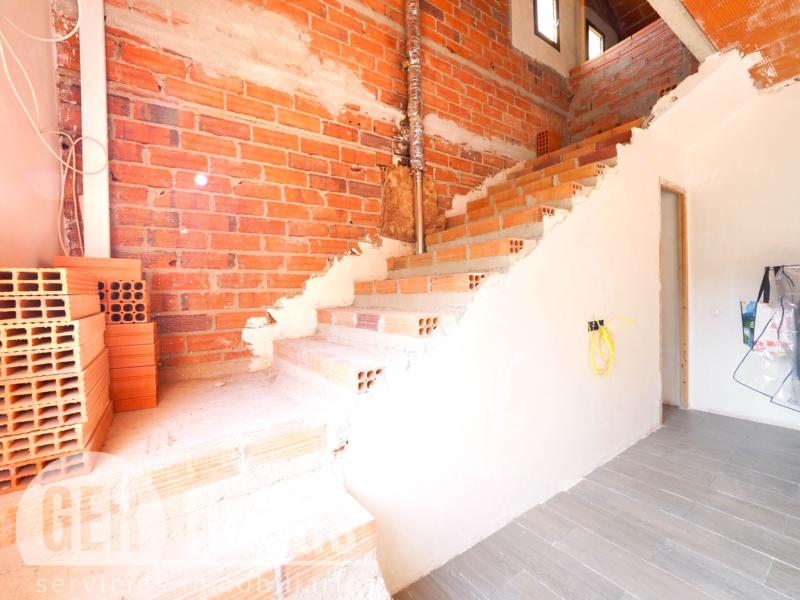 Casa de cuatro vientos con jardín y planta superior diáfana · Escalera