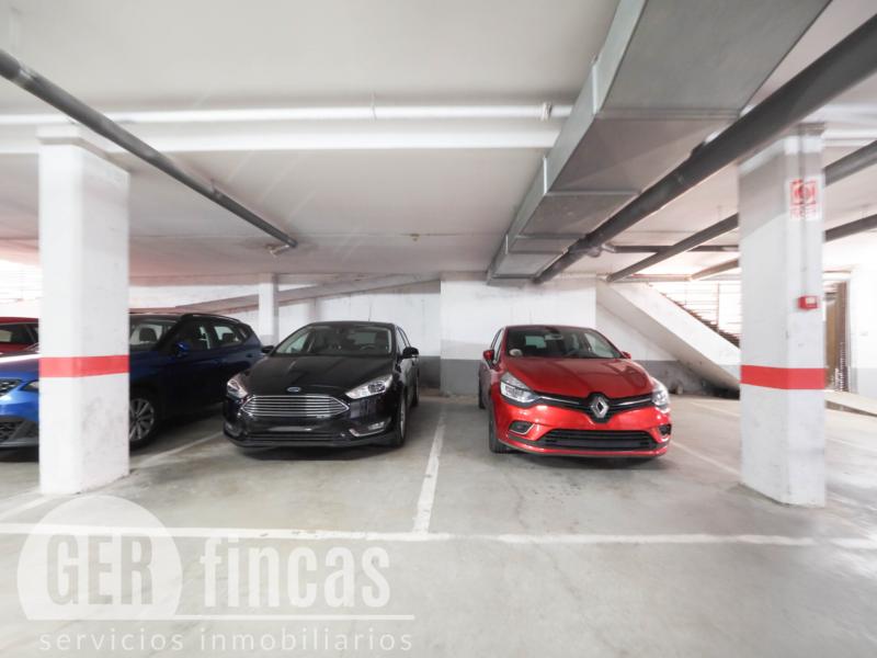 Dúplex de 104 m² con dos terrazas y piscina comunitaria en Torre-sana · Garaje/Parking