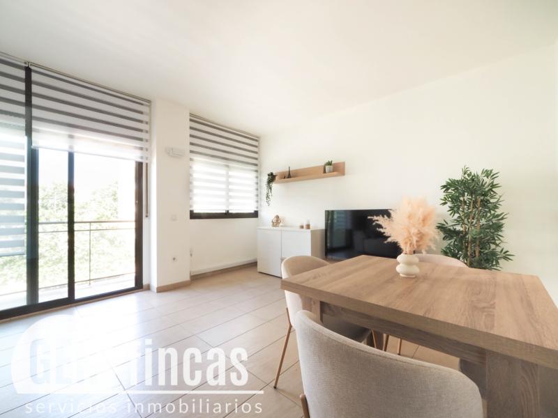 Dúplex de 104 m² con dos terrazas y piscina comunitaria en Torre-sana · Comedor