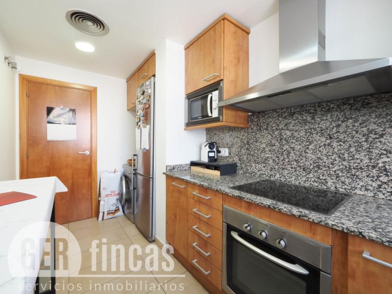 Dúplex de 104 m² con dos terrazas y piscina comunitaria en Torre-sana · Cocina