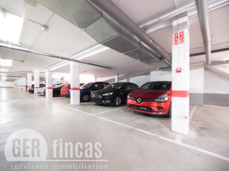 Dúplex de 104 m² con dos terrazas y piscina comunitaria en Torre-sana · Garaje/Parking