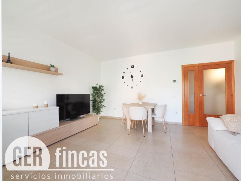 Dúplex de 104 m² con dos terrazas y piscina comunitaria en Torre-sana · Comedor